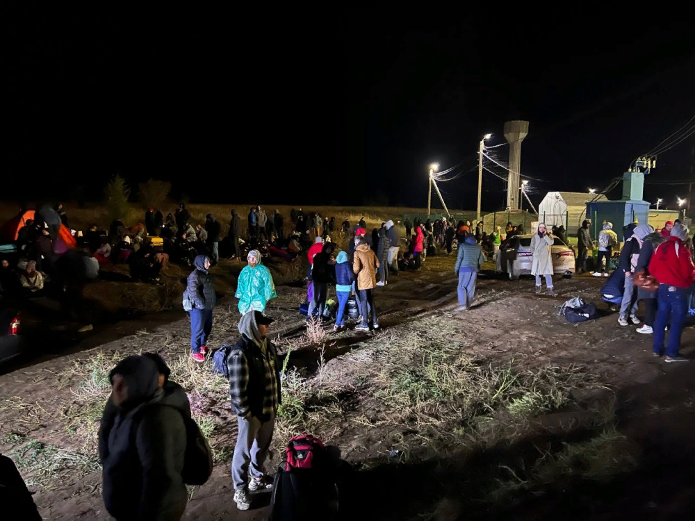 По первому взгляду и виду нетрудная, кажется, вещь -роскошную эту равнину верхом не спеша пересечь. Но нам, к сожаленью, известно,как ястребы рвутся с цепи, как до смерти может быть тесно и в самой бескрайней степи. (Песня из кинофильма "Человек с бульвара Капуцинов". Режиссер А.Сурикова 1987 г)
