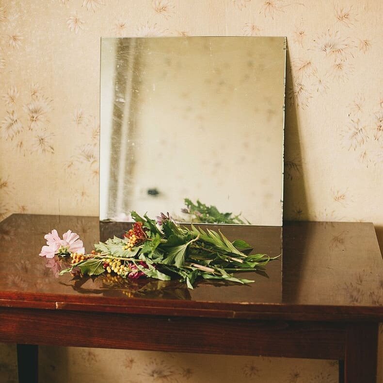 А зеркало здесь просто как метафора