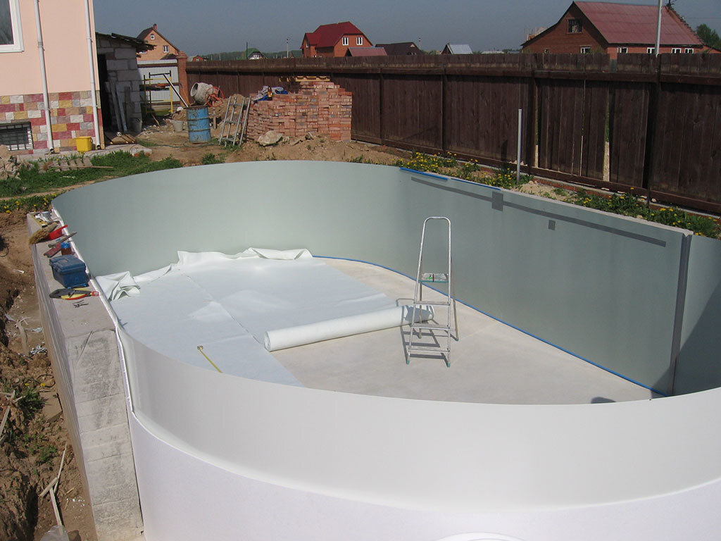 Многие дачники мечтают о том, что бы построить на своем дачном участке простой бетонный бассейн. Такая роскошь позволит не только отдыхать после тяжелого рабочего дня, но и поддерживать свое тело в форме, т.к. плавание в бассейне является физическими нагрузками, которые здорово сжигают калории.