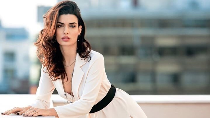 Идеальный аромат для женщины Весы - сочетание цветочных и пряных запахов, в котором сплетаются нотки чёрной смородины, малины, сандала и гвоздики.