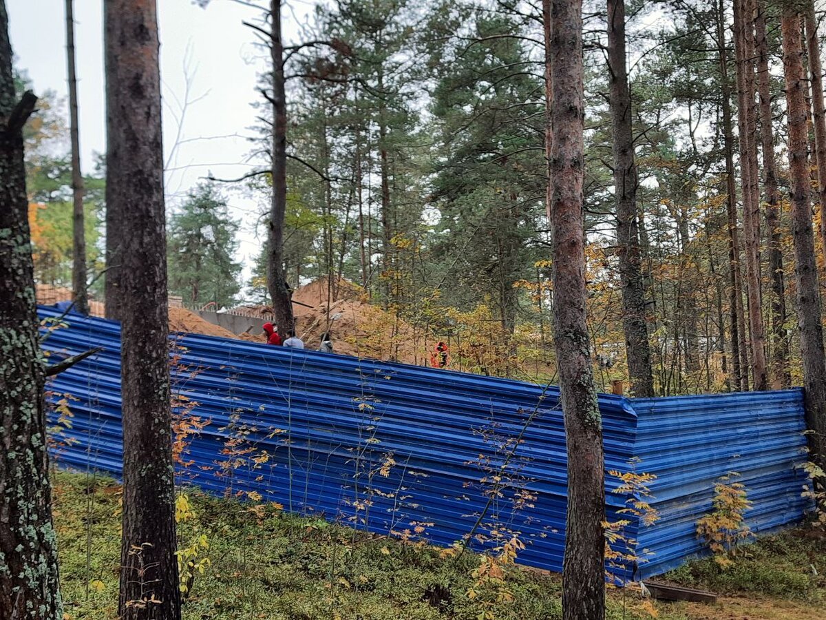 5 октября 2022 г. рабочие начали раскапывать дюны ниже ранее выкопанного котлована.