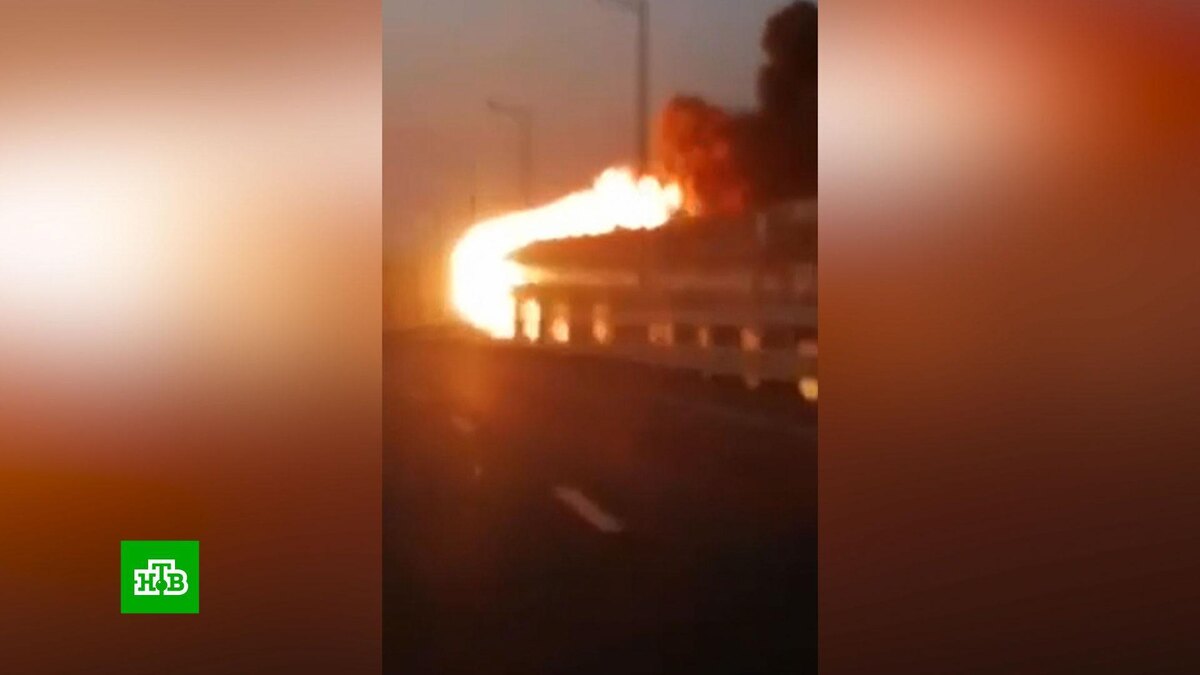    На Крымском мосту разрушена часть дорожного полотна: видео очевидцев