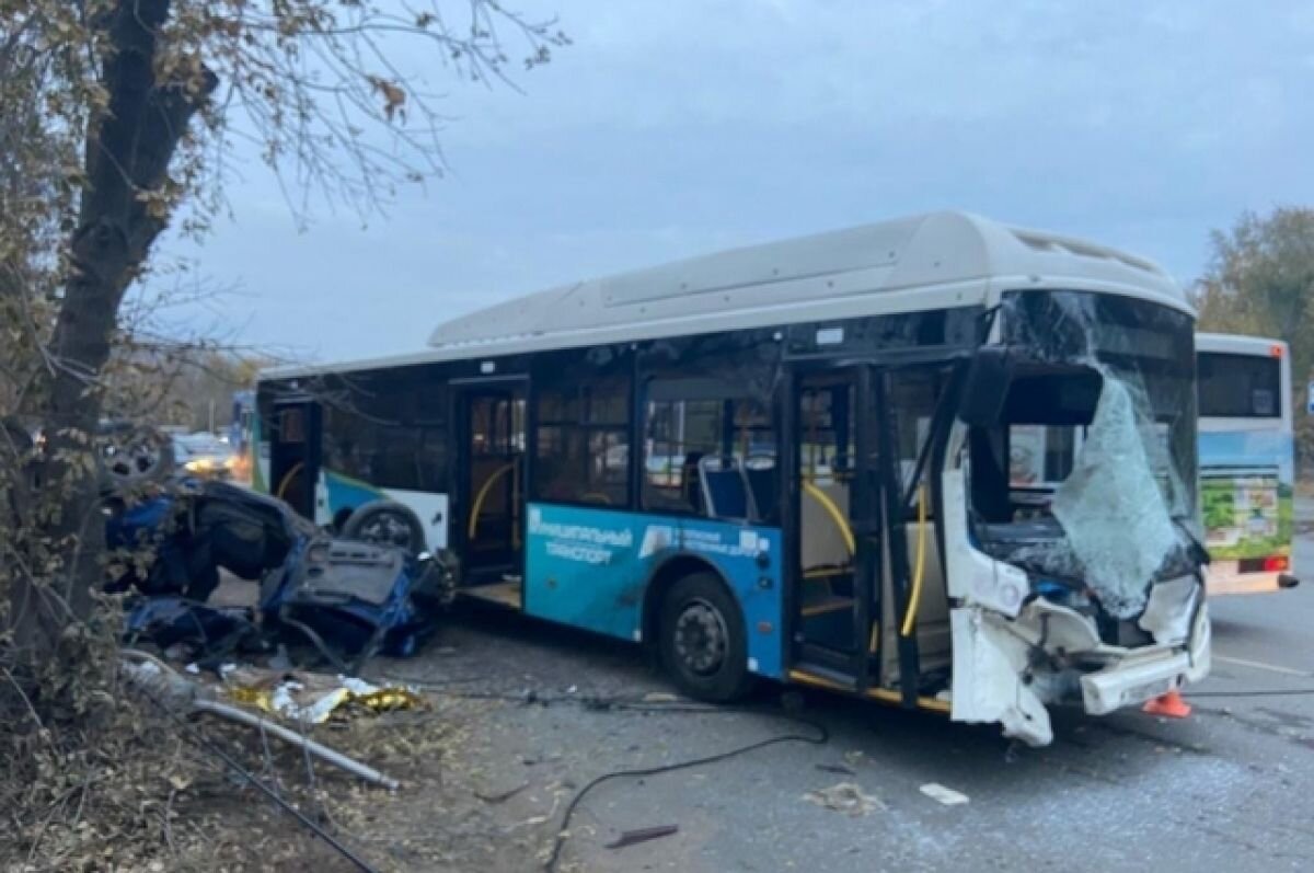    В Омске иномарку отбросило на пассажирский автобус: водитель погиб