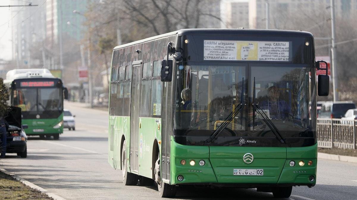    Автобус едет по улице:NUR.KZ/Петр Карандашов