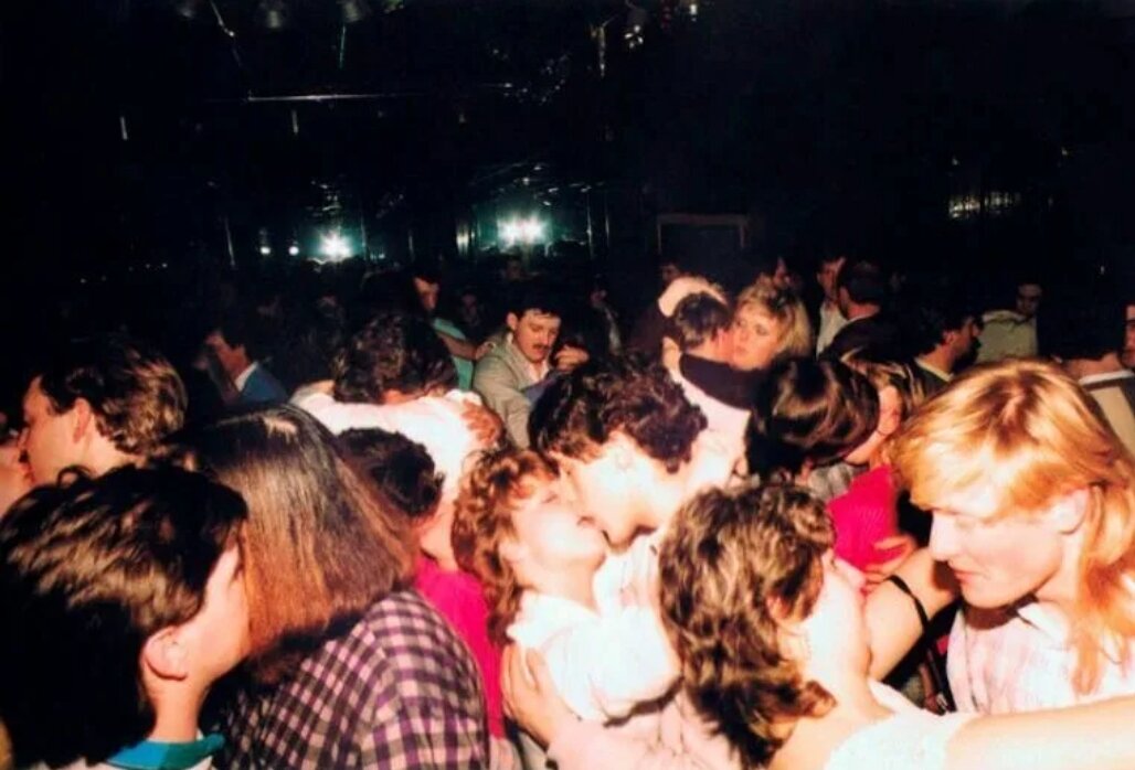 Дискотека 80 как танцевали видео. Молодежь в 80-е в ссср. Танцплощадка 60-х ссср. Советская дискотека. Дискотека 80 как танцевали видео.