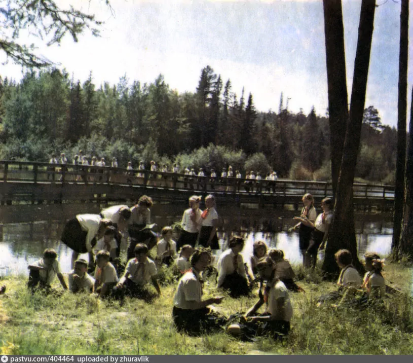 Здравствуйте, товарищи! Наша страна это многовековая летопись... чего только не было в нашей истории - победы, поражения, смуты... мы то прирастали территориями, то теряли их.-11