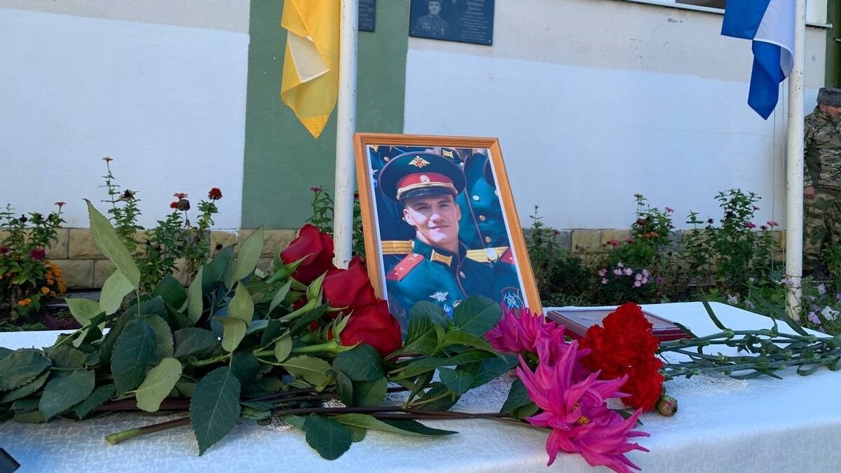     В школе №14 поселка Пятигорского открыли памятную доску в честь бойца, погибшего на СВО, сообщает глава Предгорного округа Николай Бондаренко.