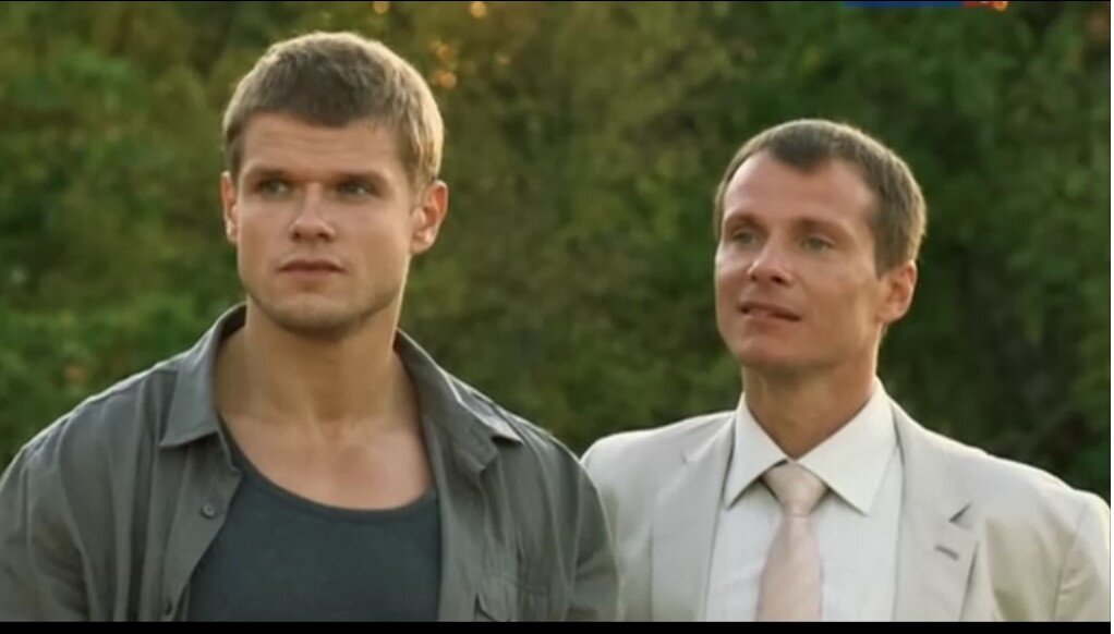 Егор (слева) с другом Алексеем.  Смотрят вслед уезжающей Маргарите. 