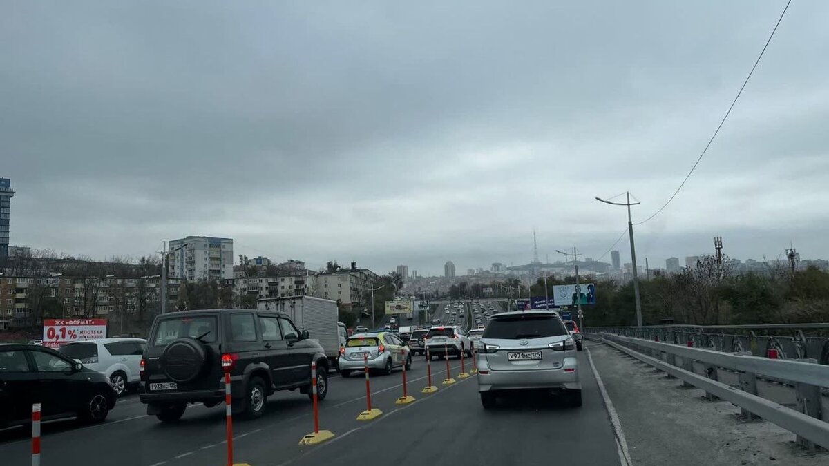     Автомобилисты столицы Дальнего Востока этим утром удивились появлению необычных столбиков в районе стадиона «Строитель», которые ограждают выезд со стороны Школы № 38 и автозаправочной станции на основную транспортную артерию города — проспект 100-летия Владивостока.