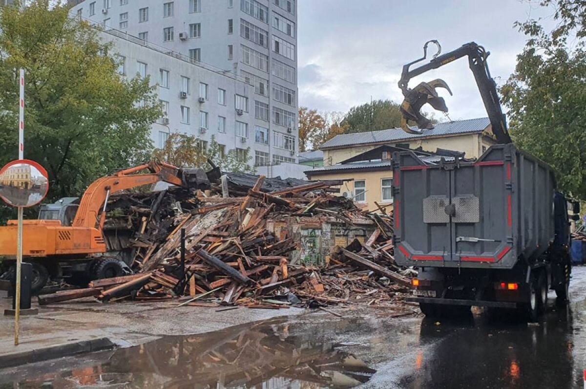    Дом-памятник на улице Грузинской, приняв в собственность области, сразу пришлось разбирать.