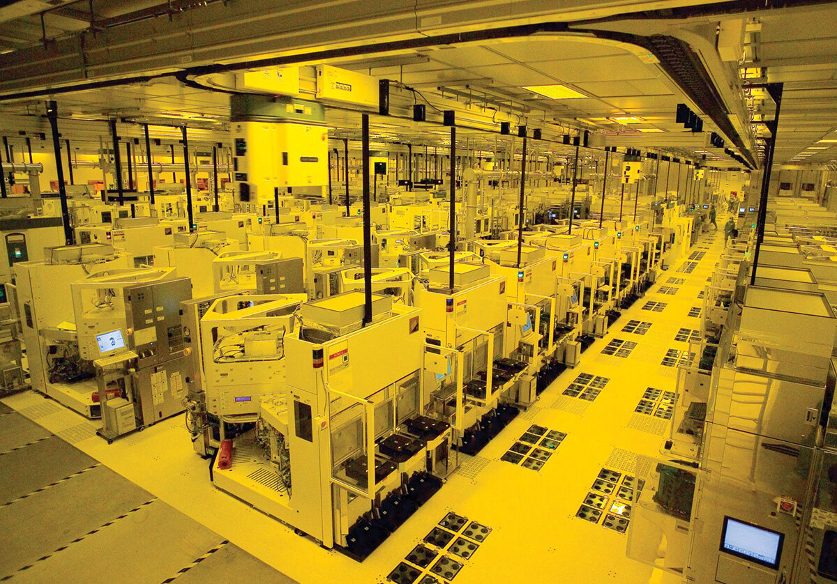 На фото цех 28 нанометровых CPU в РФ. Оборудование как вы понимаете не наше. Фото из открытых источников. Это экспериментальный цех. В промышленных масштабах не менее 65 нанометров.