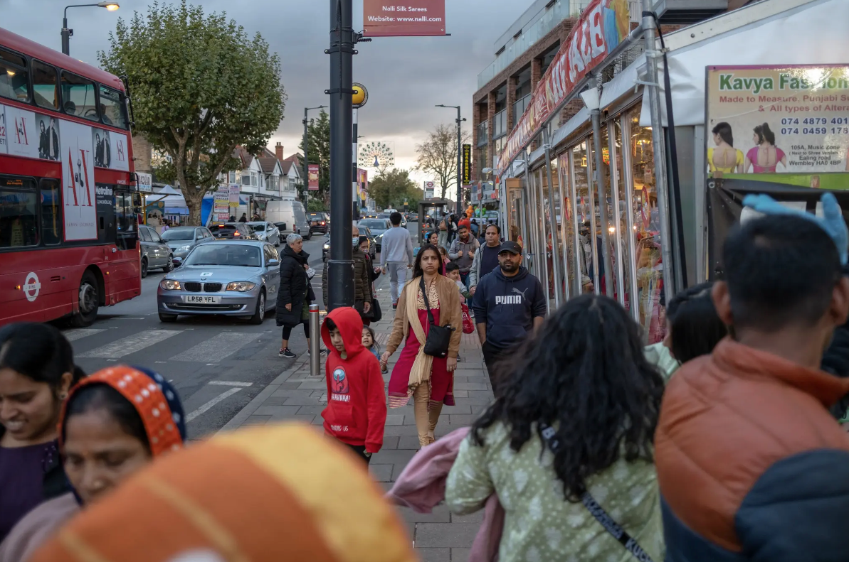 Илинг Роуд в Лондоне, в понедельник. Некоторые жители британской столицы выразили надежду, что новый премьер-министр решит проблемы инфляции и стремительного роста цен на жильё. Фото: Эндрю Теста для The New York Times