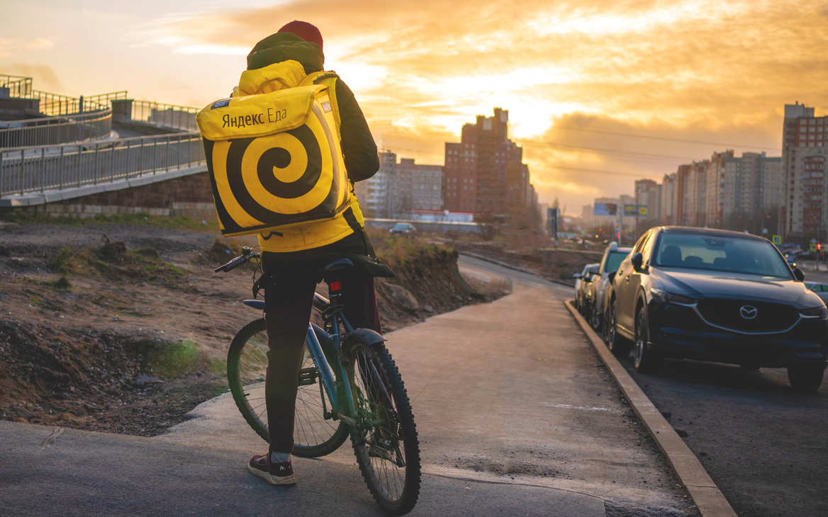 Курьер яндекс еда. Яндекс еда работа курьером. Яндекс курьер. Eda courier. Eda courier.