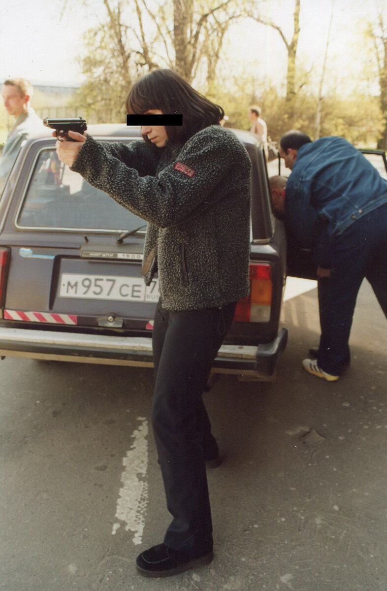 Фото с того самого мероприятия.  Девушка-телохранитель. Процесс убережения охраняемого тела (его в машинку заталкивают). Хотя, в теории, могут и похитить точно так же.