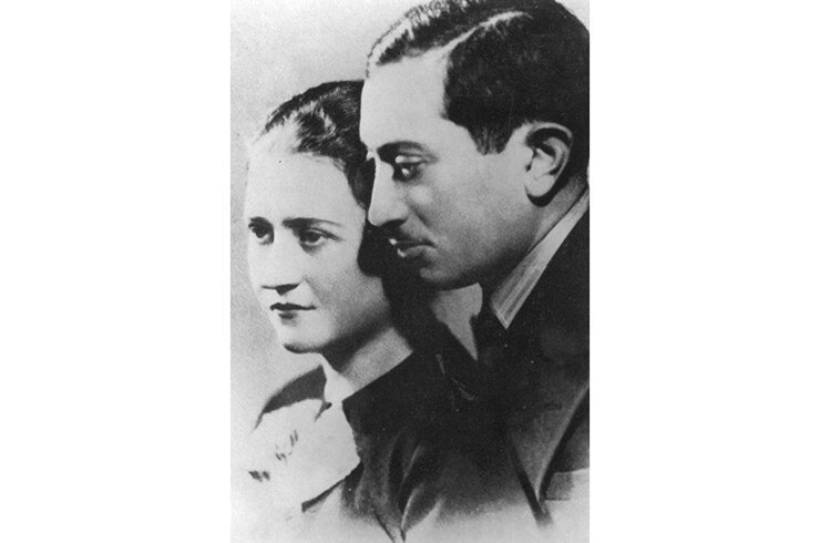    Будущая первая женщина, казнённая в СССР, Антонина Макарова и немецкий офицер.