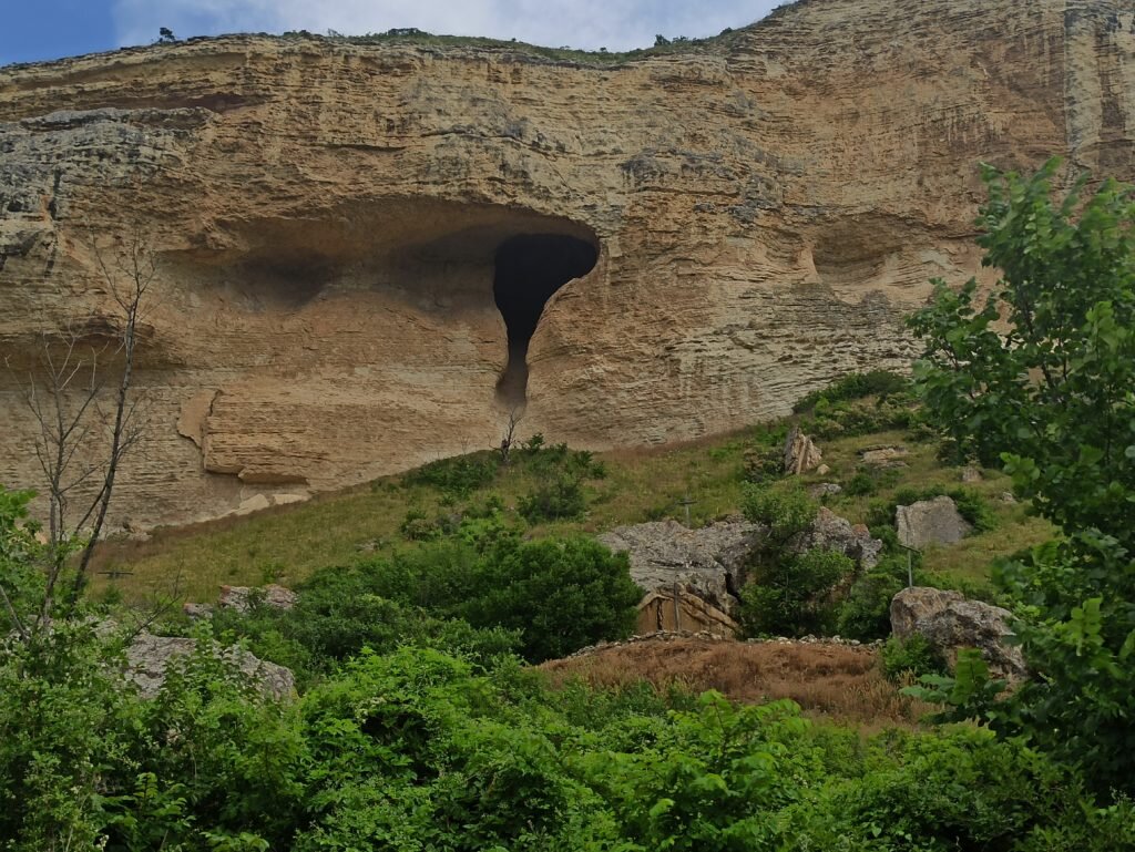 Грот над храмом. Фото Алексея Паевского, июнь 2022 года