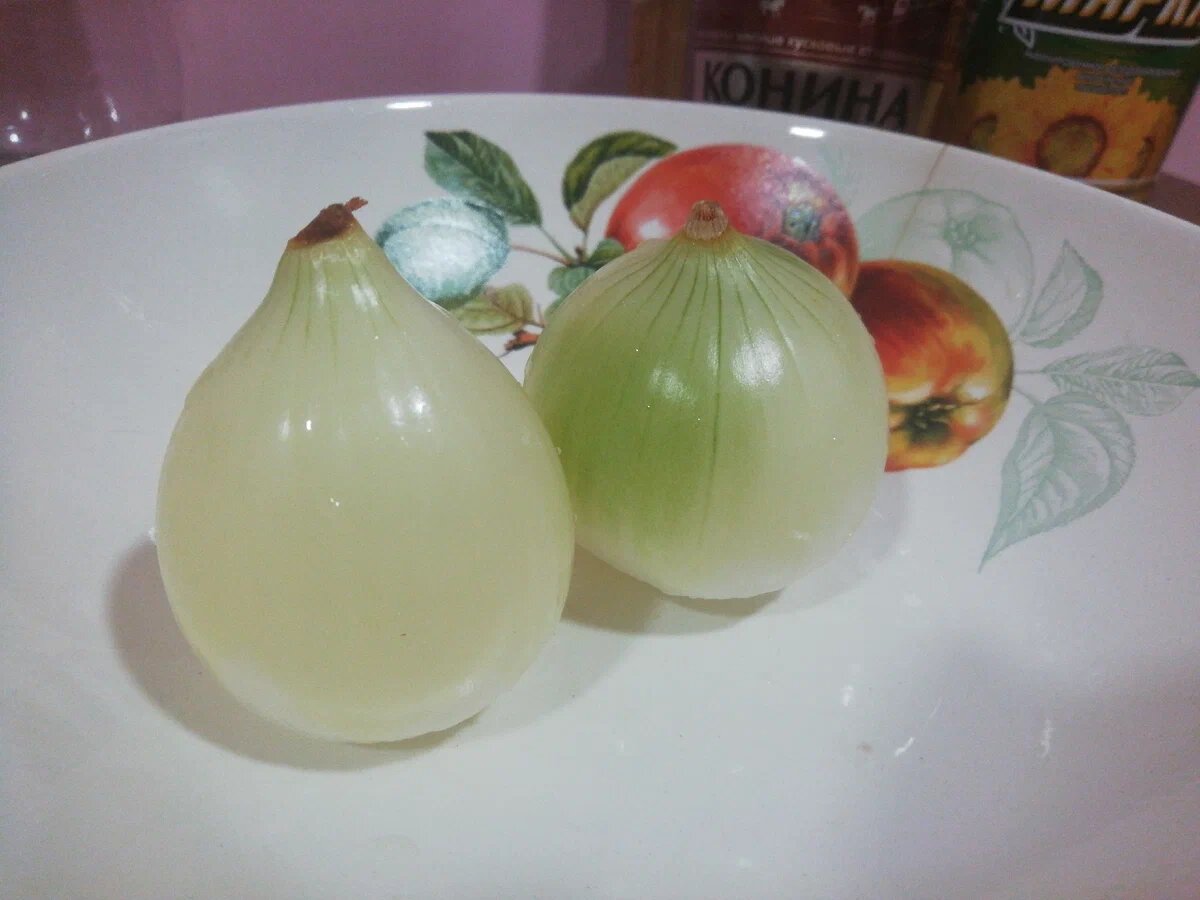 Почему я не отрезал верхушку? Это сделано для того чтобы лук не разваливался в процессе нарезки. Это связанно с его устройством.