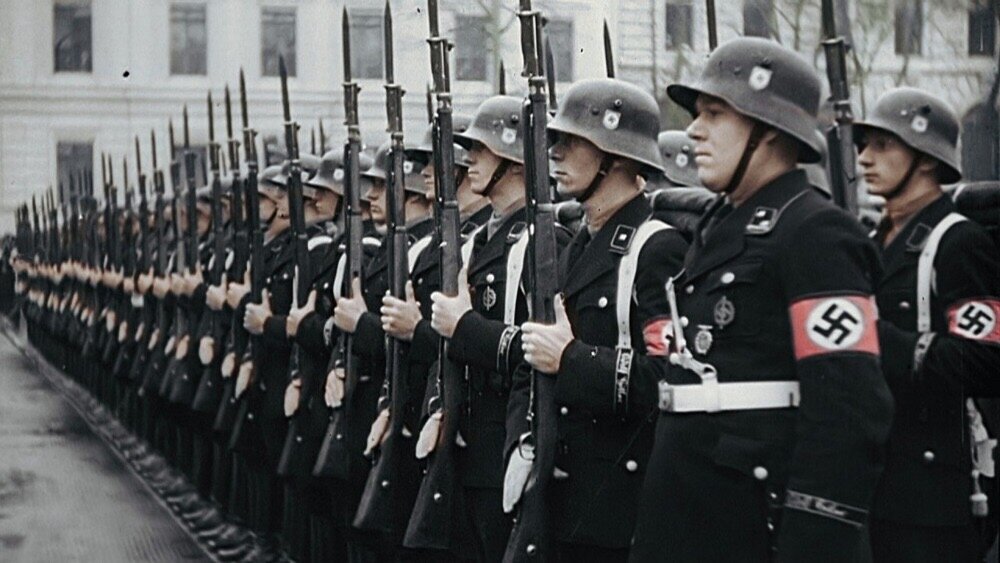 Солдаты СС   —  источник: turkey-sea.ru