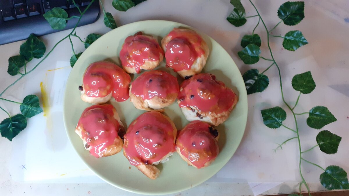 Булочки с изюмом.