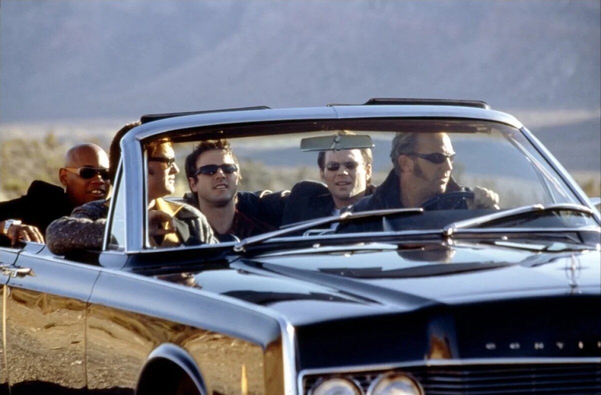 Кадр из фильма «3000 миль до Грейслэнда» («3000 Miles to Graceland», 2001)