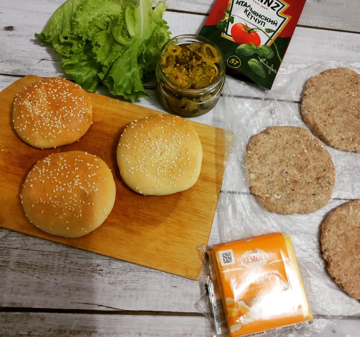 Ссылки на рецепты домашних булочек и огурчиков ищите в конце статьи 👇