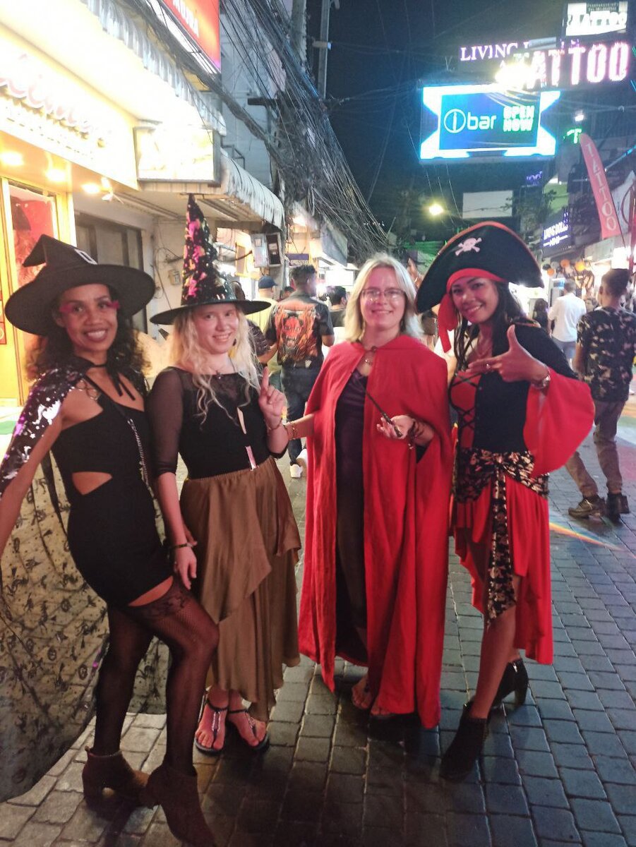 Тайские красотки в костюмах пиратов)