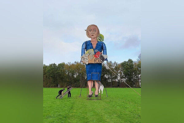 Чучело бывшего британского премьера Лиз Трасс. Обложка © Twitter / EdJMcConnell