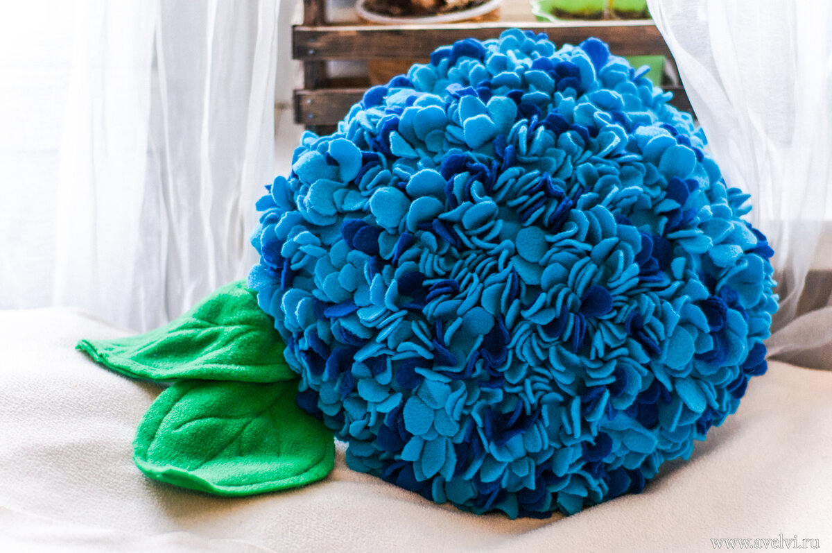 Декоративная подушка гортензия