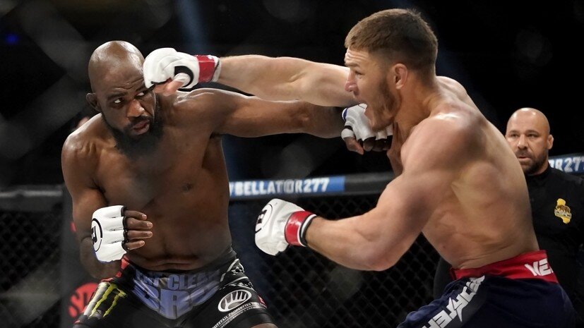     Бойцы Bellator Кори Андерсон и Вадим Немков AP Jeff Chiu