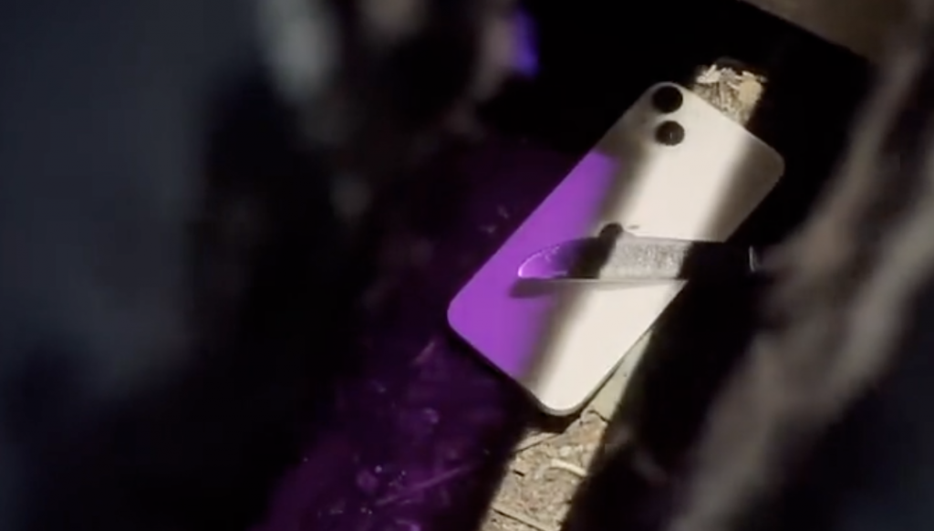    iPhone 14 Plus грустит в подполье