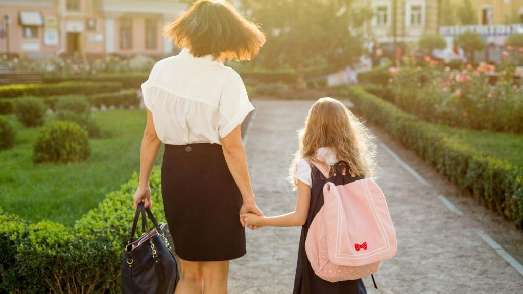 Родитель провожает ребенка. Изображение в свободном доступе в интернете.