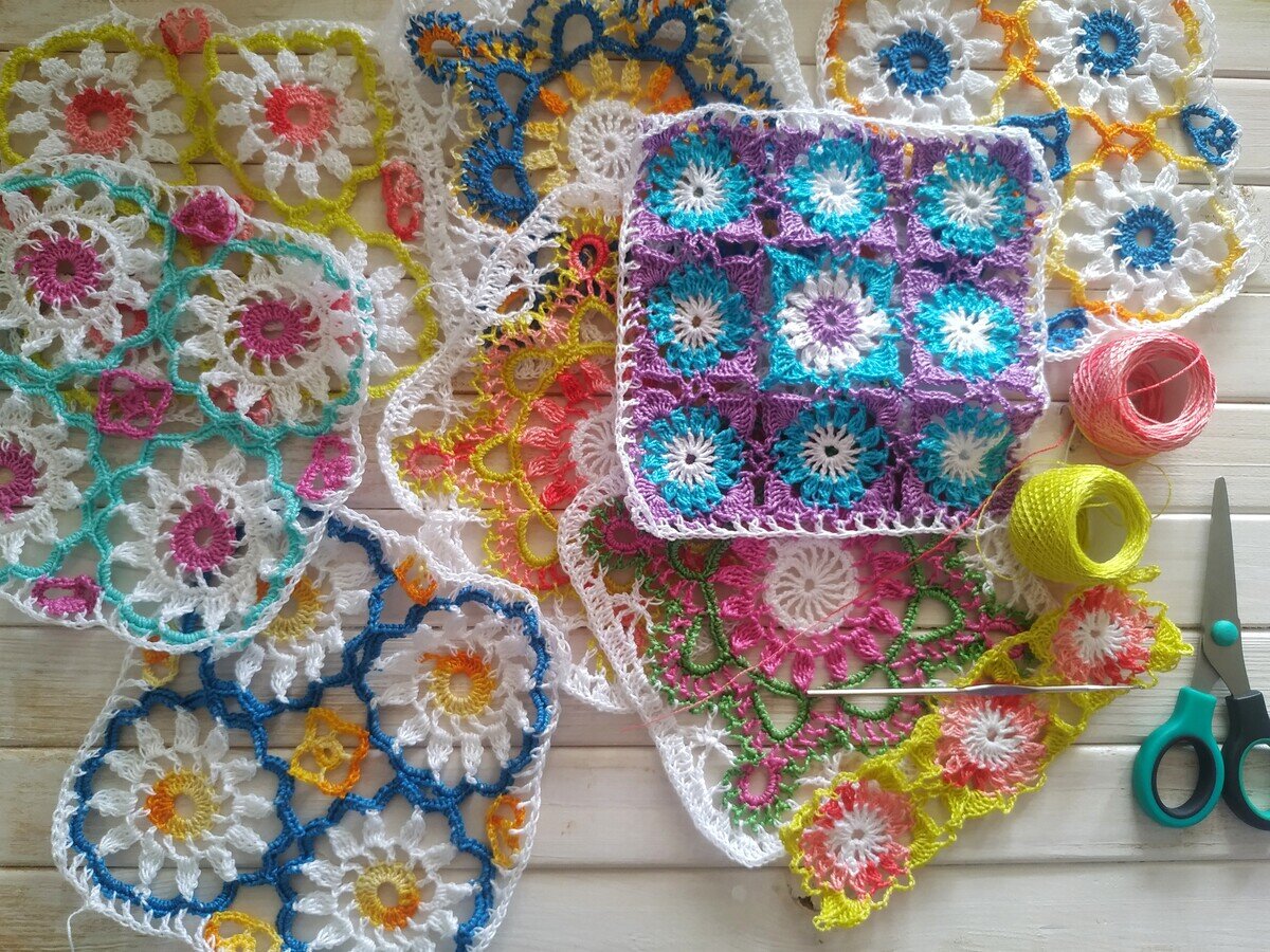  
Всем привет!!!!

В этом уроке мы с Вами рассмотрим, как связать скатерть крючком в стиле итальянской майолики (расписная плитка), у меня такой стиль ассоциируется именно с коллекциями "DOLCE&GABBANA", т.к. они очень часто черпают вдохновение именно в итальянском искусстве.
