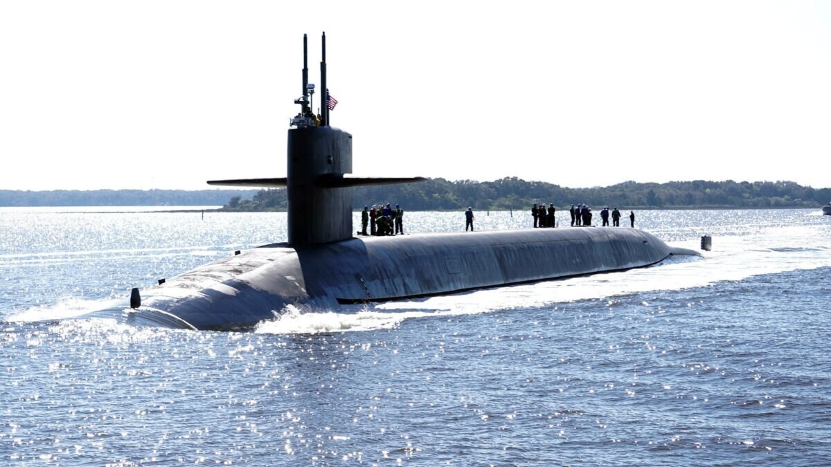 Подводная лодка в Европу пришла.  фото: картинки  яндекса.