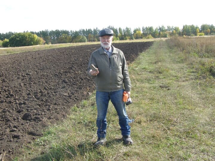 Лев Николаевич Ольховой над братской могилой в селе Перехваль.