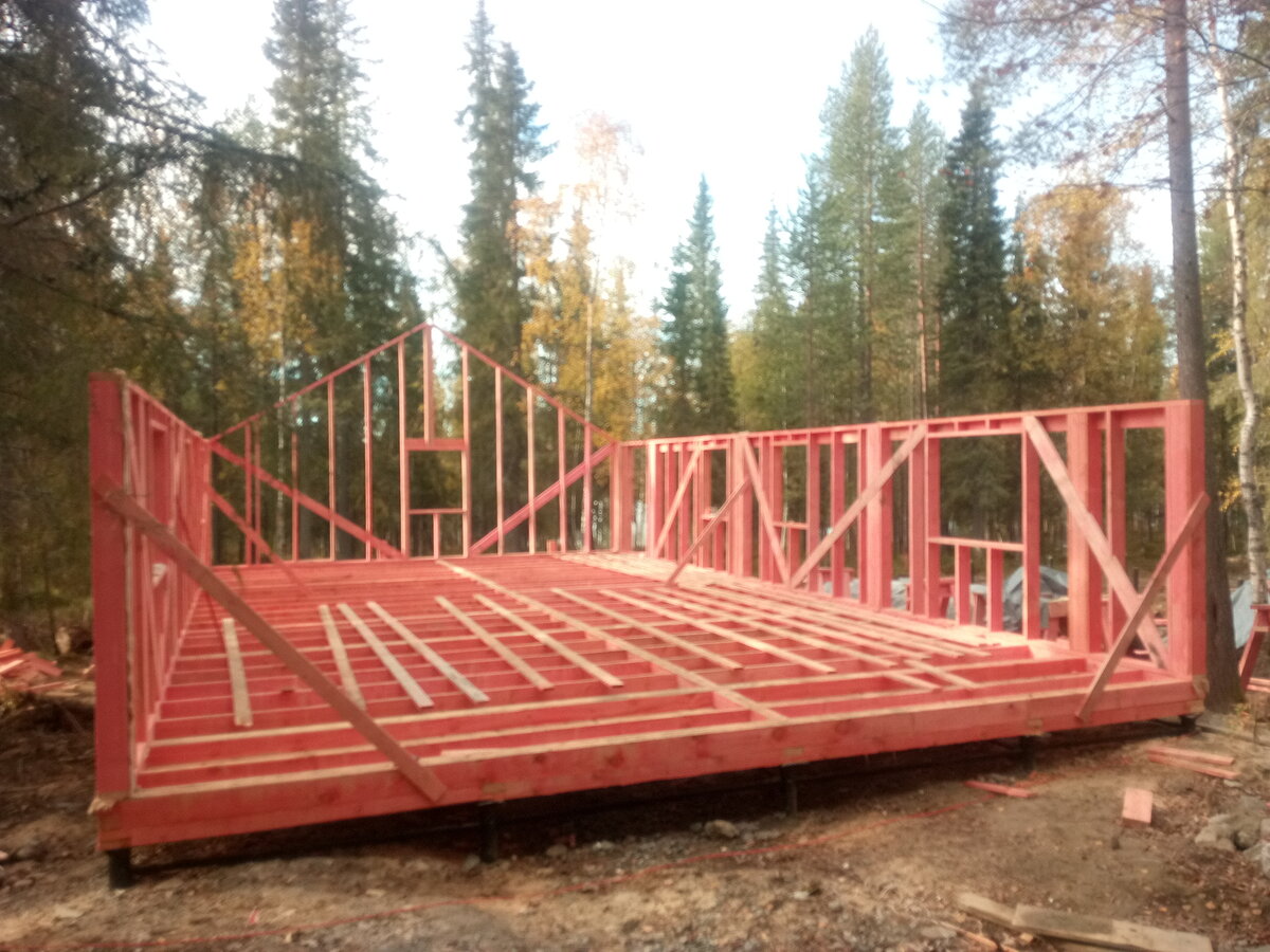 Задняя стена. С окном.