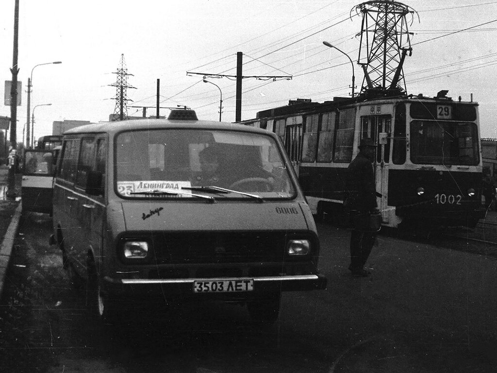 РАФ-2203-01 гос. номер «35-03 ЛЕТ», Ленинград, улица Ленсовета, 23 октября 1990 года. Фотография © Александр Стаканов