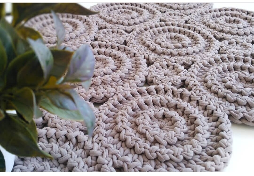 Нормальных фотографий сделать не успела, уехали коврики в новый дом