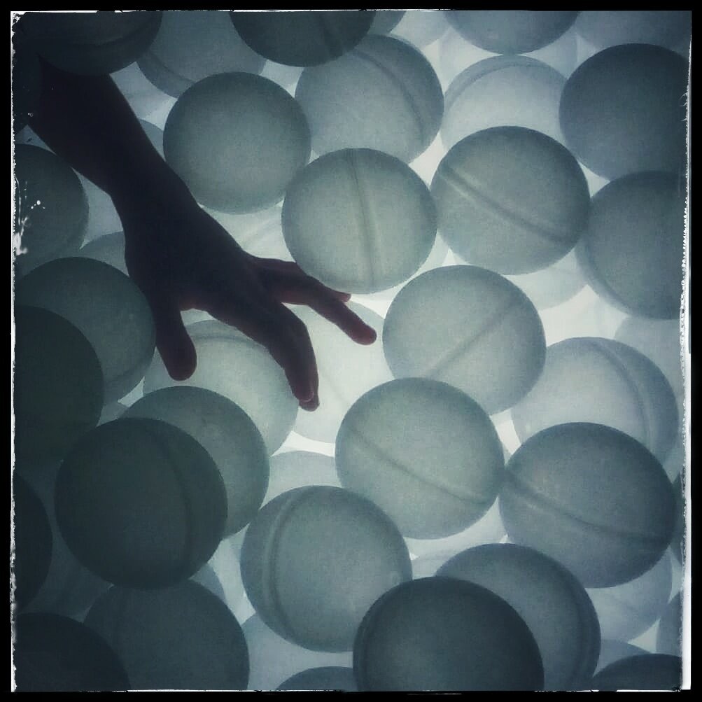 Наше эго не понимает, что всё едино и равноценно. Пока оно старается доказать нам то, что ценность чего-либо выше всего остального, мы будем находиться в тупике.