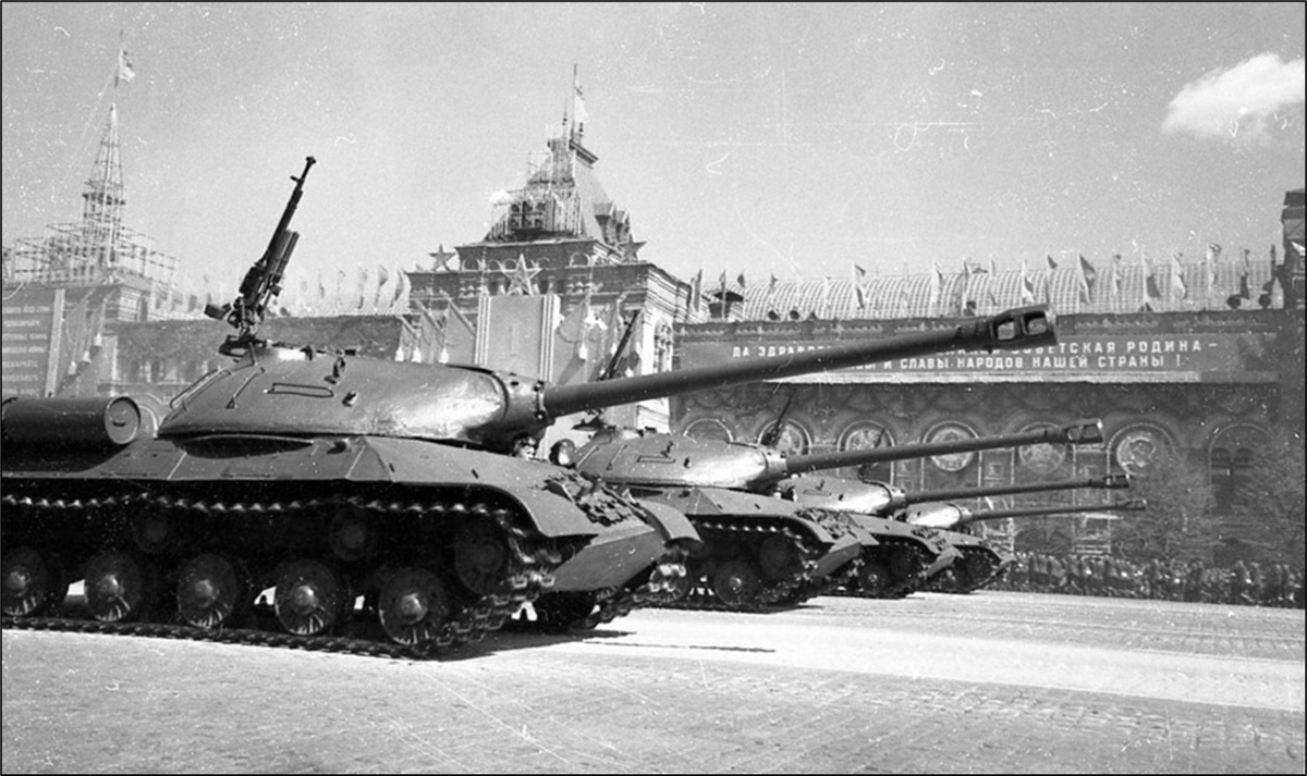 Ис 1945. ИС-3 на параде в Берлине. ИС 3 на параде в Берлине 1945. Парад в Берлине 1945 танки ИС-3. Парад Победы 1945 ИС-2.