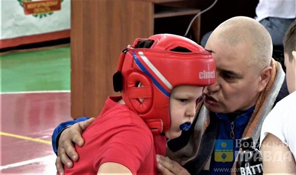 Наказ тренера перед боем📷    В Волжском прошли первые в сезоне соревнования по кикбоксингу
