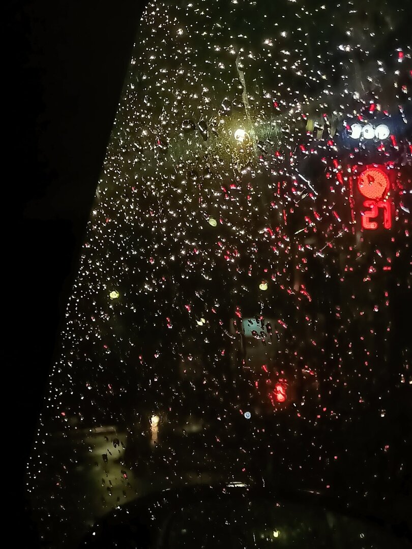 Хотелось мне грустную картинку найти, а дождь в темноте всегда тоскливо.