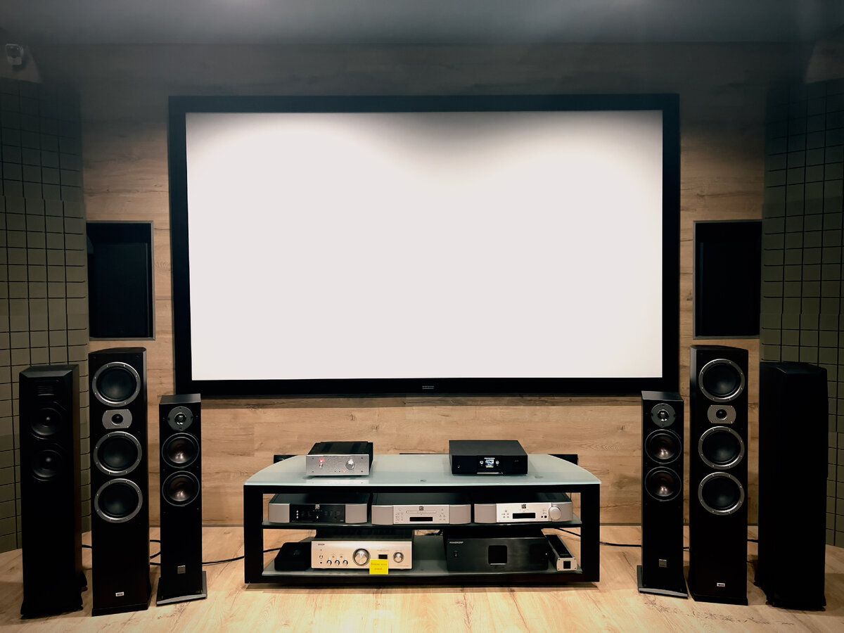 Опробование усилителя с различной акустикой в специализированном магазине звука.