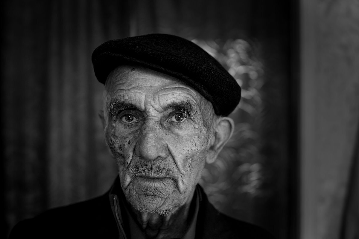 Фотопортрет старика. Фотопортрет дедушки. Старый человек. Пожилой дедушка.