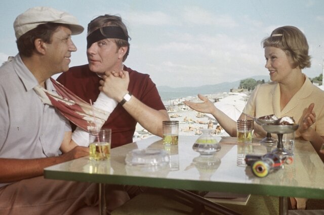    Кадр из кинофильма "Бриллиантовая рука" (режиссер Леонид Гайдай). Актеры Юрий Никулин (слева) в роли Горбункова, Андрей Миронов в роли Козодоева и Нина Гребешкова в роли Горбунковой