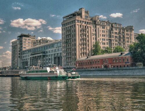                   Фото Дома правительства на набережной в Москве 