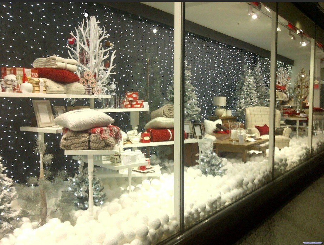 Соня впилась глазами в браслет из каких-то красных камней разного размера.. 