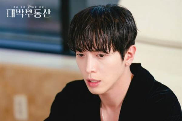 Чон Ен Хва в дораме "Крутая недвижимость" - фотография взята из открытого источника