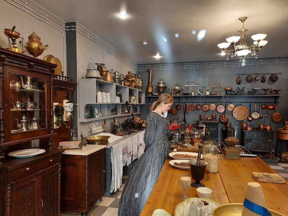 Главный зал музея; экскурсоводы сразу погружают в прошлое, потому что одеты в соответствующие костюмы.