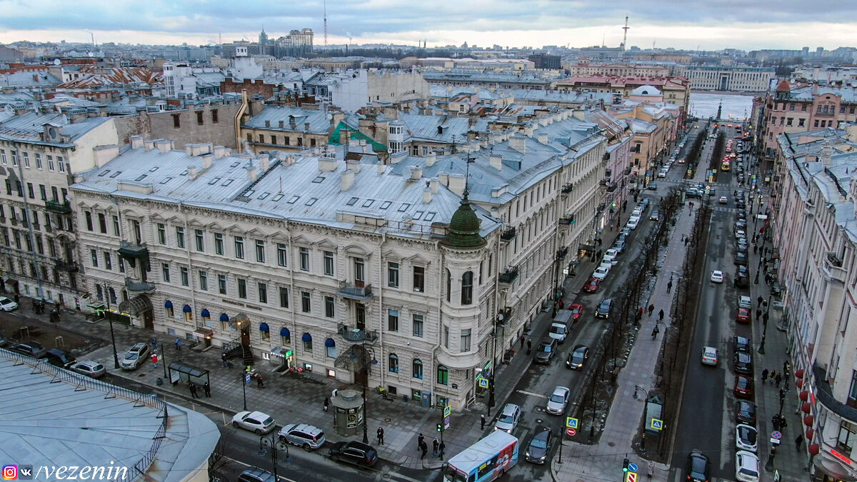 Сегодня перекрёсток улицы Чайковского и проспекта Чернышевского украшает своим присутствием трёхэтажный дом с угловым полукруглым эркером, сверху увенчанным башенкой с флюгером. Это бывший доходный дом семейства заводчиков Вейнеров.