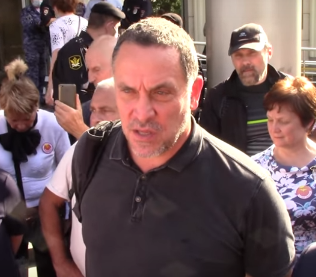 Максим Шевченко у здания суда среди сторонников Платошкина. Скриншот.